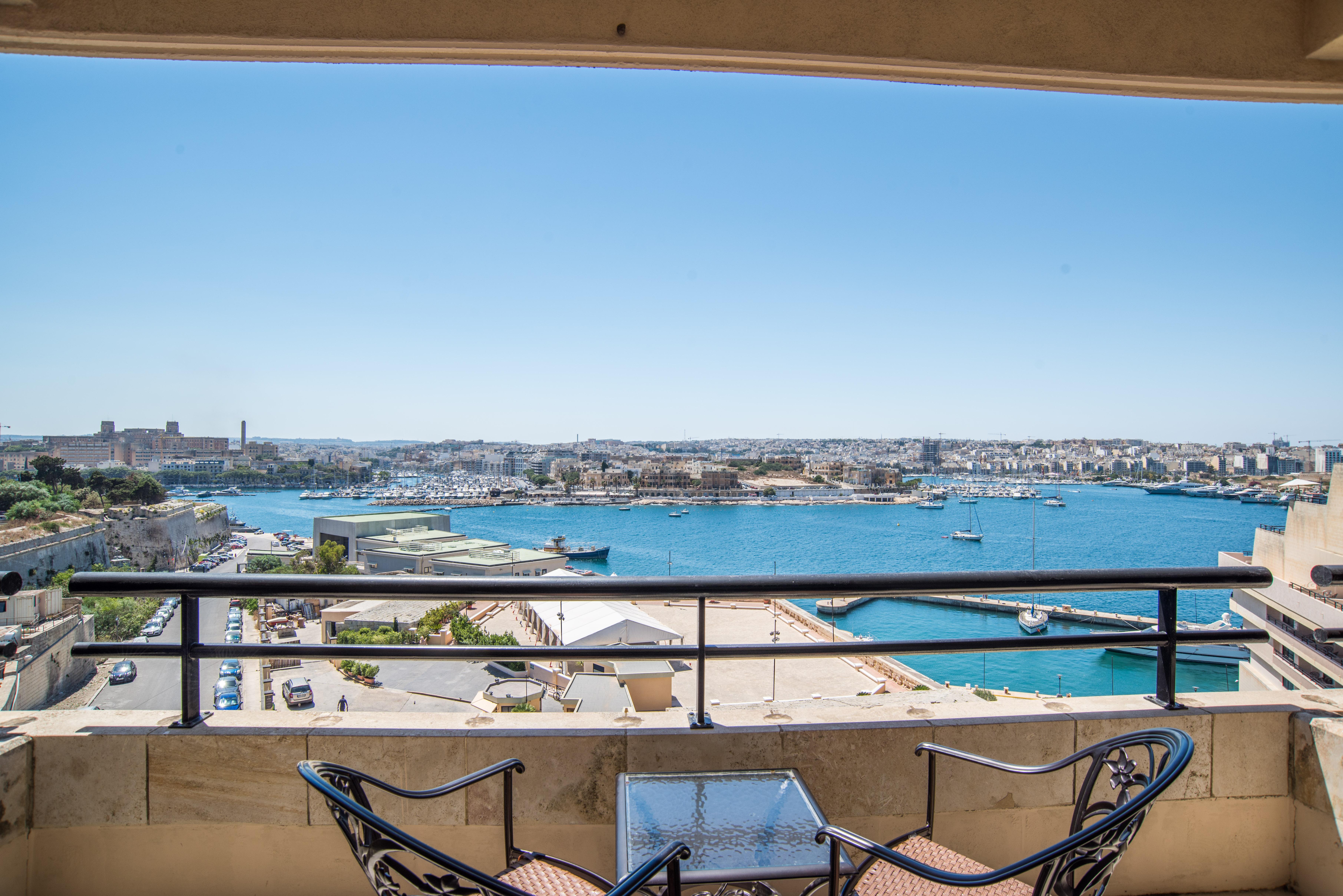 Grand Hotel Excelsior Floriana Luaran gambar Balcony view of the Marina