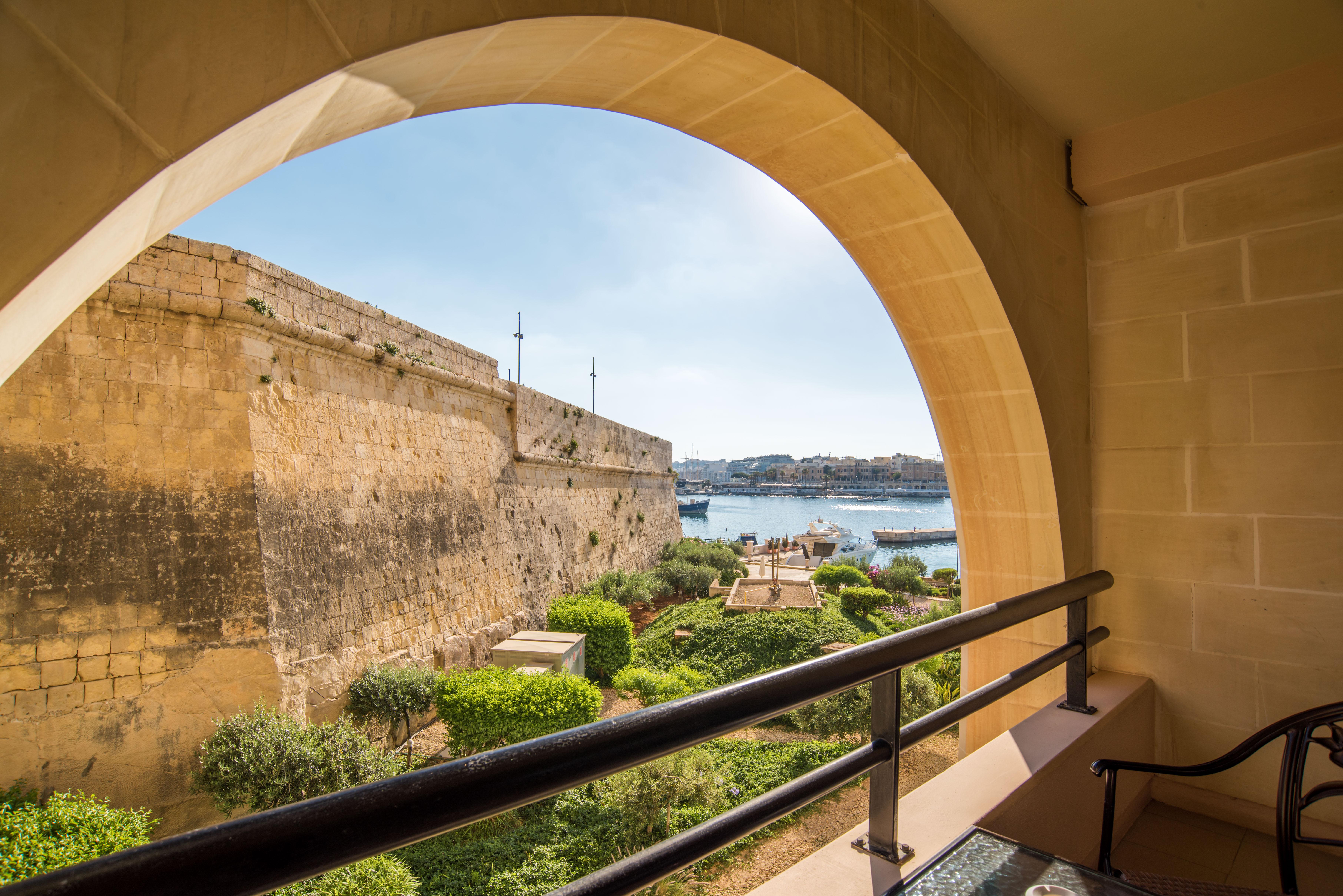 Grand Hotel Excelsior Floriana Luaran gambar View of Fort St Lucian