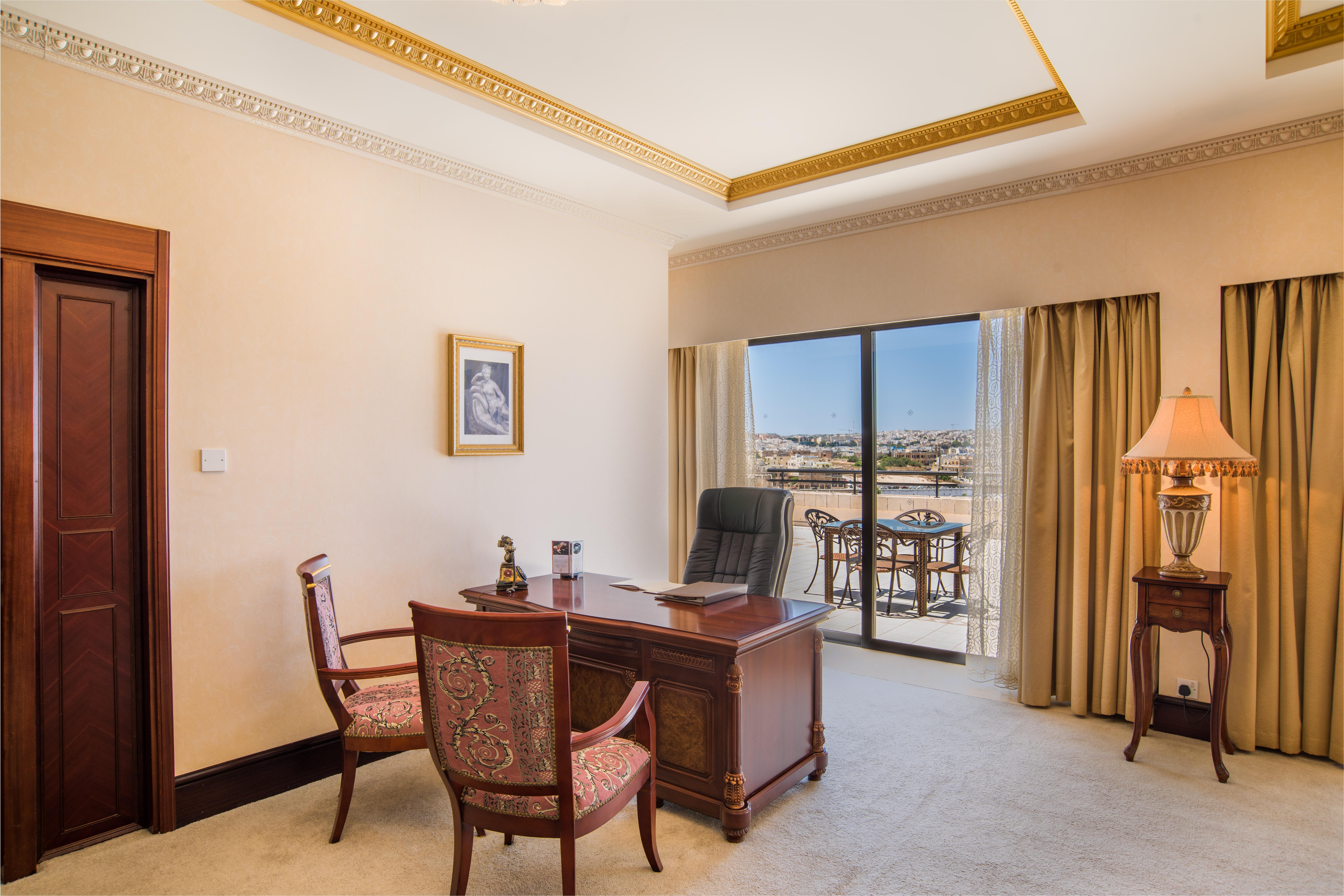 Grand Hotel Excelsior Floriana Luaran gambar A study in a suite