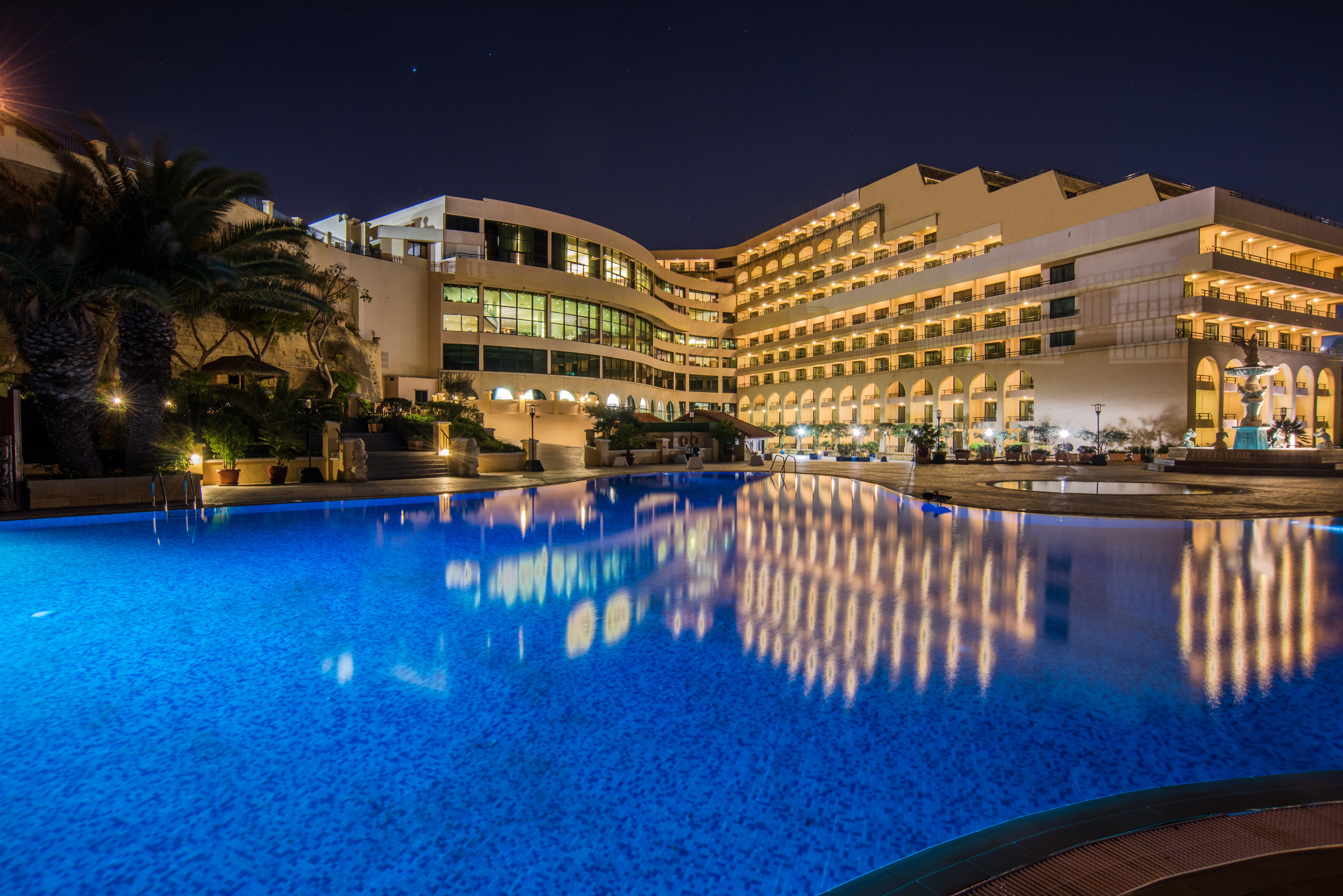 Grand Hotel Excelsior Floriana Luaran gambar The hotel at night
